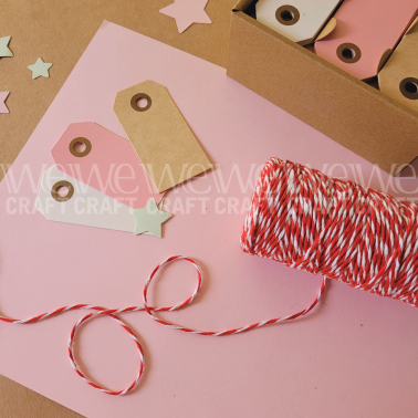 Handmade Tag Set con Hilo Rojo y Blanco