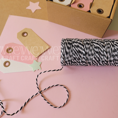 Handmade Tag Set con Hilo Negro y Blanco